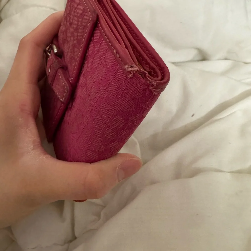 Pink bifold coach wallet - Picture 2 of 9